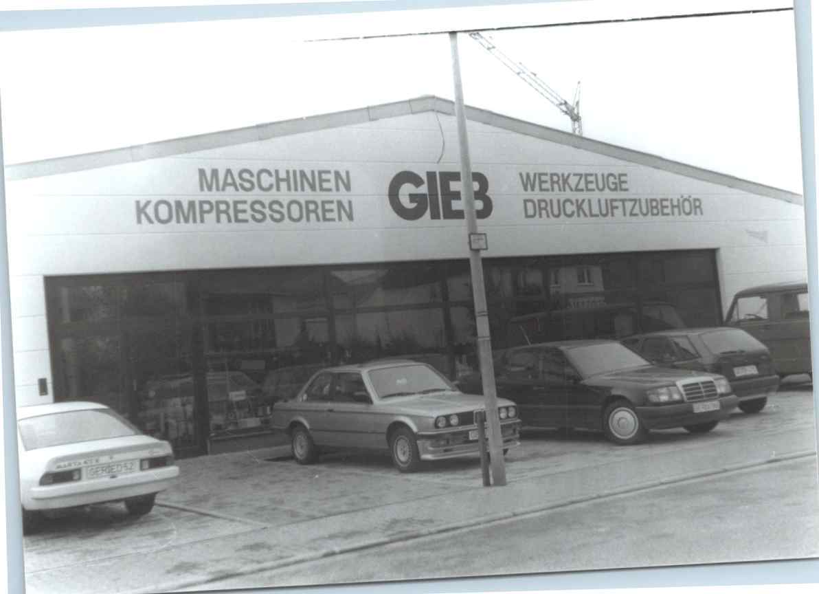 Historische GIEB-Geschäftsfront mit Firmenschriftzug